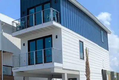 Image de Sandy Anchor-New Modern Home, weekly discount. Boat Slip, Great Views
