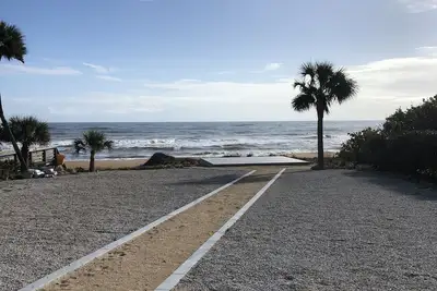 Image de Oceanfront home, 1800 sq ft, backyard meets the beach, long term rental only