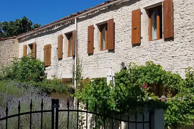 Image de cour privée mais avec un accès facile au jardin de jeux commun et piscine