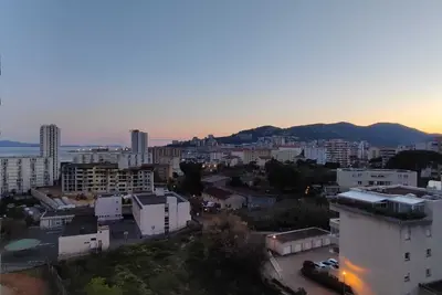 Grand F3 neuf, vue panoramique (montagne et mer)