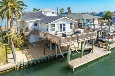Image de Cast, Paddle, & Relax: Your Waterfront Adventure Begins!
