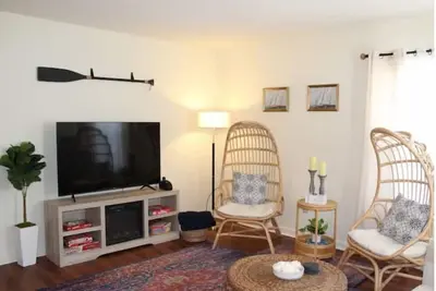 Image de Welcome to Winne’s Landing minutes from the beach!
