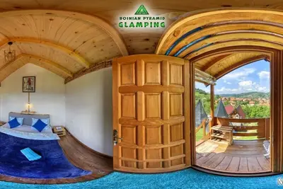 Image de Blue bungalow Bosnian pyramid glamping