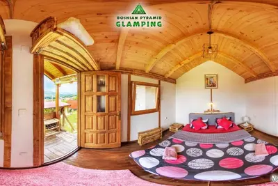 Image de Pink bungalow Bosnian pyramid glamping