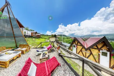 Image de Red bungalow Bosnian pyramid glamping