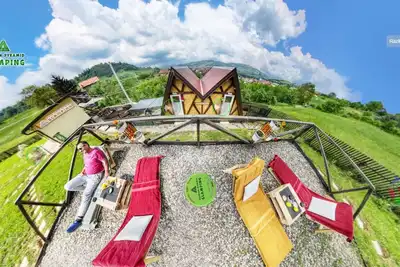 Image de Orange bungalow Bosnian pyramid glamping