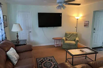 Image de Boat House Apt. #3 - 2 Br, Water Front, WiFi, Pets by RedAwning