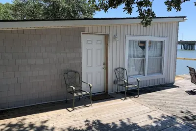 Image de The Boat House - Water Front, WiFi, Pet Friendly by RedAwning