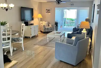 Image de 2 bedroom condo across from #1 Rated Siesta Key Beach