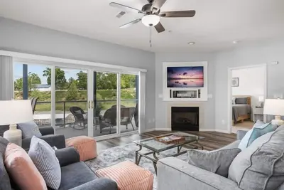 Image de Monarch Cove 151-2d - Beautiful Waterfront Condo!