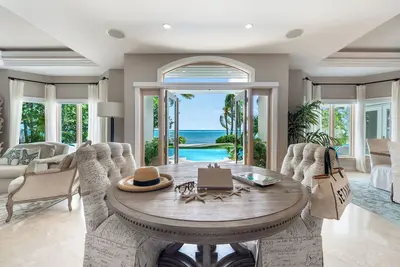 Image de 7 bedroom, Beachfront on South Sound - Great for Families