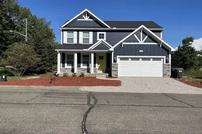 Image de - Luxurious, Tri-Level Home. Minutes from Downtown South Haven / Public Beaches!