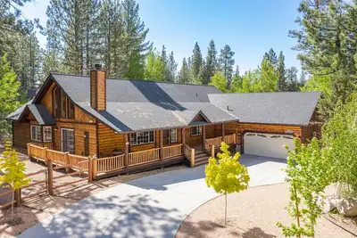 Image de Big Bear Cabin Near Resorts - 4 Bdrm, 3. 5 Baths, Loft, Hot Tub and Ev Charger
