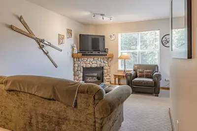 Image de Cozy ground floor Creekside Condo - pet friendly, gas fireplace, close to trails