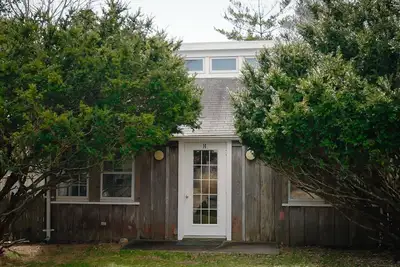 Image de 2 minute walk to the beach- Summer beach cottage with private beach access