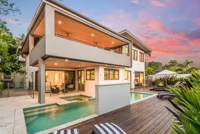Image de Poolside Tropical Tranquility on Flagstaff Hill
