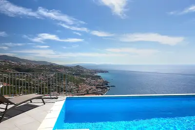 Image de Villa with breathtaking views & private infinity heated pool