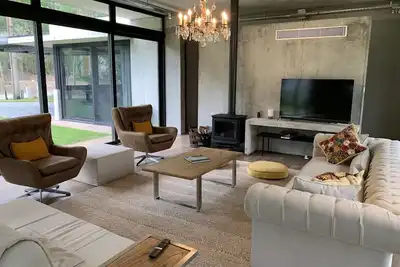 Image de Cozy, comfortable, modern Design House, minutes to beach