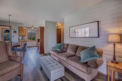 Image de Escape to the wilderness close to fishing, hiking, and winter activities.