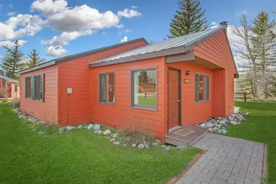 Image de Hunters, fishermen, hikers, skiers, snowmobilers, and newlyweds welcome!