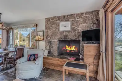 Image de Fireplace, and a fully equipped kitchen with a dishwasher and pet friendly!