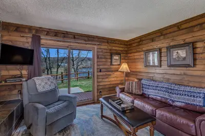 Image de Eagle's Nest - 2 bedroom, 2 bath cabin on the Elk River with river views