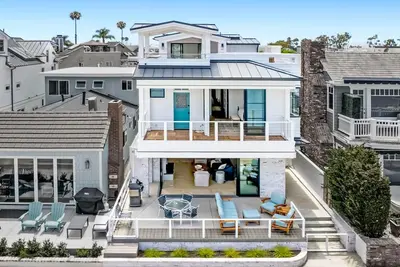 Image de Luxury 4 bedroom, 5 bath home on E. Bayfront, Little Balboa Island