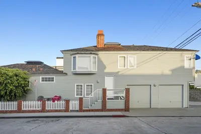 Image de Upper Unit of a duplex with great Views!