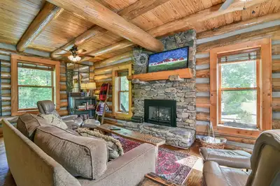 Image de Classic Log Cabin 15 minutes to downtown Asheville-fire pit, pond, fireplace