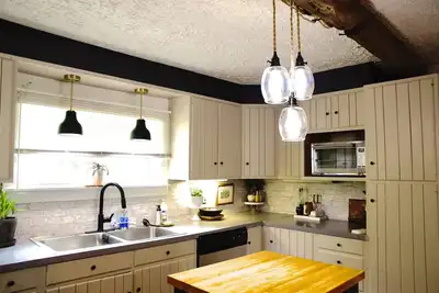 Image de Charming Historic Lake's Region Retreat