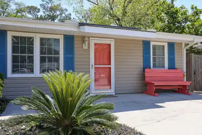 Image de Cozy Beach House - Just minutes from the beach! Pet Friendly!