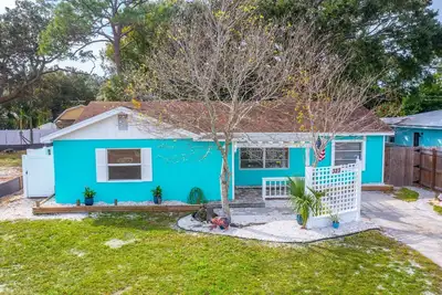 Minutes from Honeymoon Island/ Clearwater beaches. Walk or bike to town.