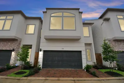 Image de King size bed two story luxury townhome