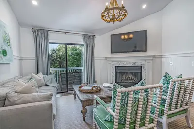 Image de Updated condo with balcony view of the golf course! Community Pool