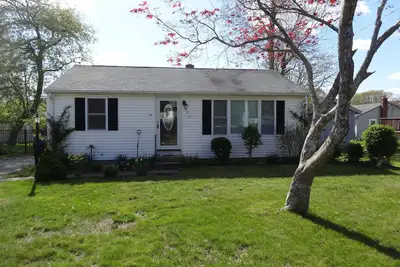 Image de Charming 2br cottage, new deck, grill, Ac, open floor plan, Washer/Dryer & More!