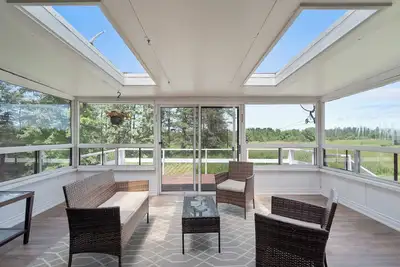 Image de Luxurious Cottage with sunroom