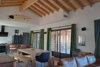 Image de Magnifique Villa en Bois avec Piscine et proche de toutes commodités
