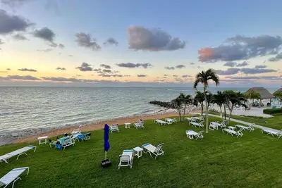Image de Private Beach Retreat! Luxurious Bedding, Relaxing Pool, Best Sunsets, Fast WiFi