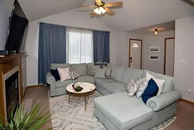 Image de New Buffalo Beauty/Beach House w/ Hot Tub!