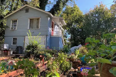 Image de intown escape small cottage on half acre garden walk to edgewood shopping