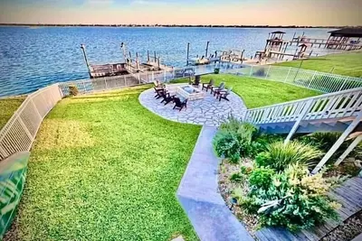 Image de 3 Story Custom Waterfront Home • Private Dock • Kayaks • Jacuzzi • Fishing