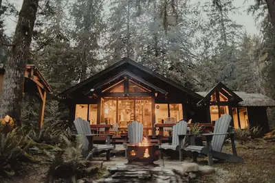 Image de Somnia Vera Riverside Retreat - No Bank Waterfront Cabin in the North Cascades!