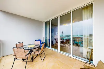 Image de A place in paradise with pool, hot tub, gym, balcony, & central Ac