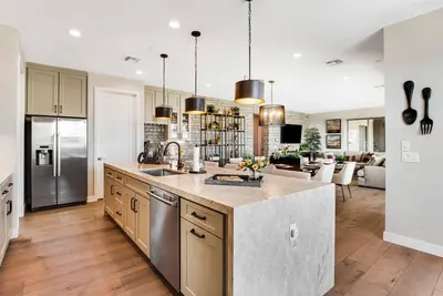 Image de Inviting townhouse with pool, hot tub, balcony, central Ac, & W/D