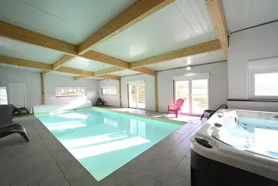 Image de A L Oree Du Bois, Gite De 500 M2 Pour 15 Personnes Avec Piscine Et Jacuzzi