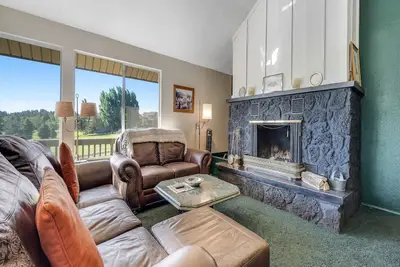 Image de Refined home with a game room, balcony, grill, washer/dryer, & four bedrooms