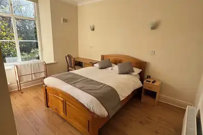 Image de Stylish 2 Bed En-Suite Flat • Parking • Fast Wi-Fi • 10 minutes from City Centre