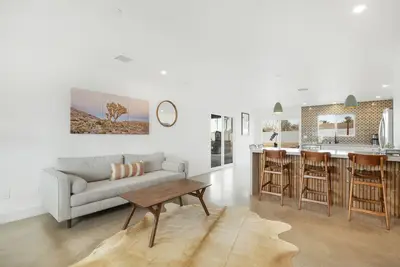 Image de The Lighthouse: Spacious 4-Bedroom Home with Hot Tub, 8 minutes from Joshua Tree