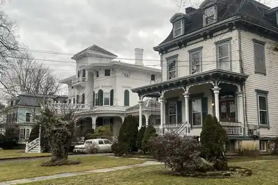 Image de Appartement victorien privé 2Br dans un emplacement en ville sur un demi-acre pour 5 personnes