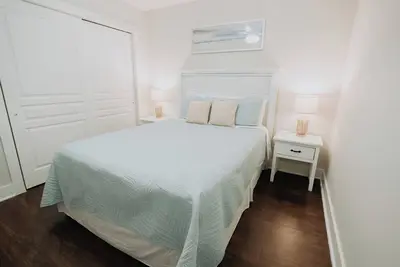 Image de Relax at This Bright 3br Home Near Beach, Shops, and Parks